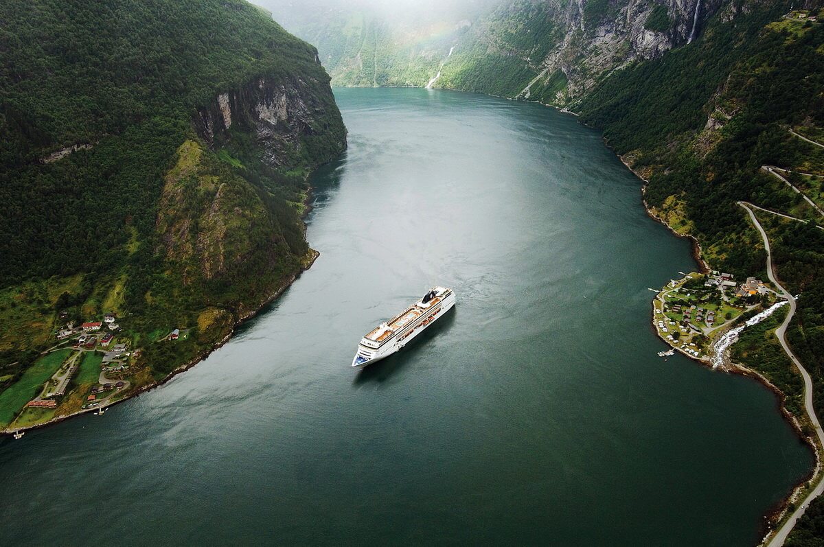Работа официантом на круизном лайнере Princess Cruises. Часть 1 из 3. Интервью в Воланс. Круизы по Европе и переход в США.